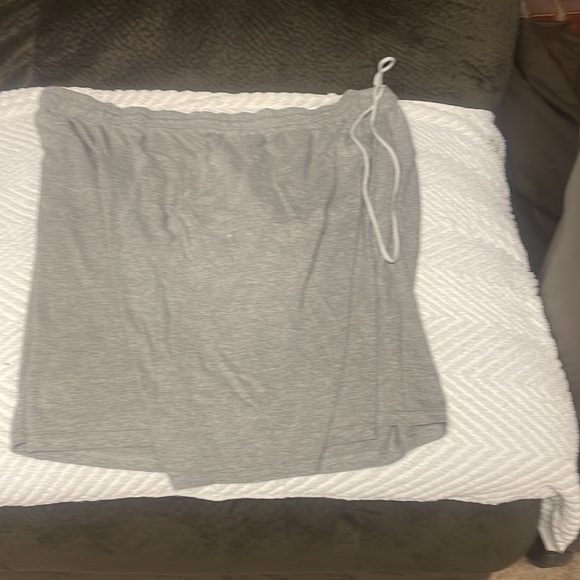 Woman grey plain stretchy shorts - Picture 4 of 4